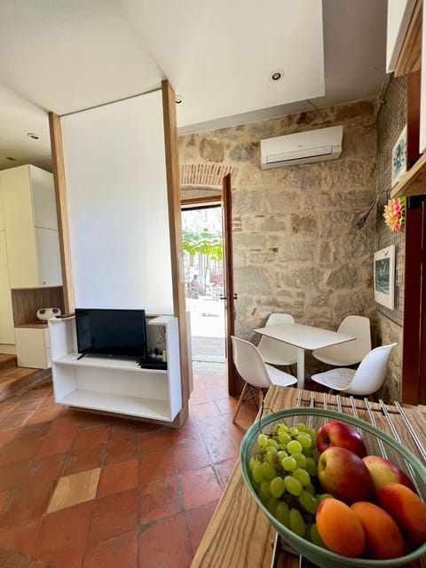 Communal lounge/ TV room, TV and multimedia, Kitchen or kitchenette, Living room, Food and drinks, Seating area, Dining area, Evening entertainment, Food