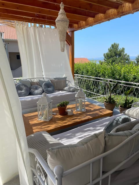 Patio, Balcony/Terrace, Seating area