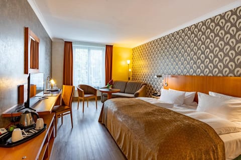 Bed, TV and multimedia, Photo of the whole room, Seating area, hair dresser