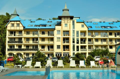 Property building, Day, Pool view, Swimming pool, Location, sunbed