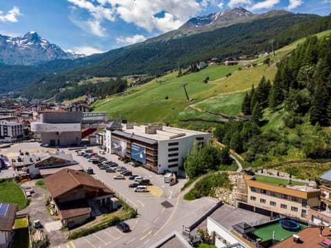 Bird's eye view, City view, Mountain view, Street view