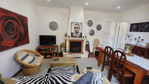 Communal lounge/ TV room, Decorative detail, Dining area, fireplace, internet