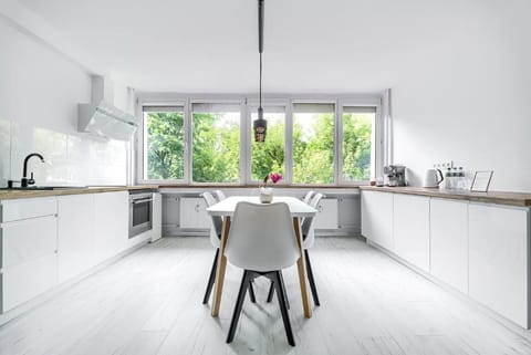 Kitchen or kitchenette, Dining area, minibar, stove