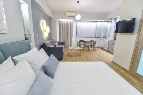Bed, TV and multimedia, Living room, Photo of the whole room, Seating area, Bedroom