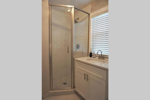 Beautiful & large newly renovated 5 bedroom house. House in Sandy Springs