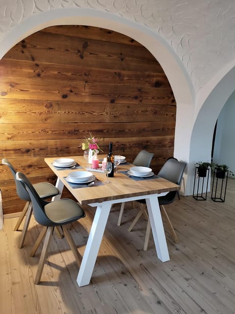 Photo of the whole room, Dining area