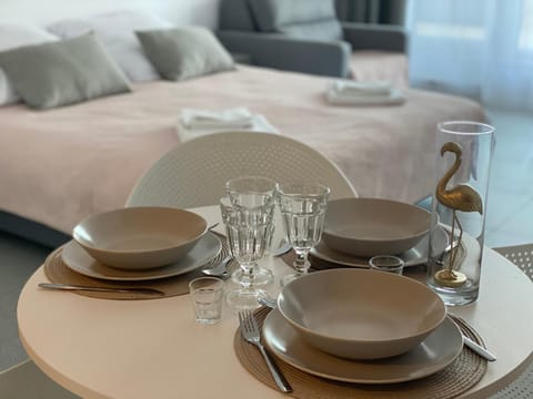 Bed, Living room, Photo of the whole room, Seating area, Dining area, Bedroom