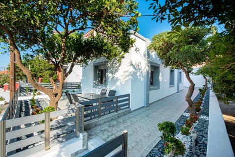 Patio, Facade/entrance