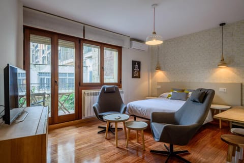 Day, TV and multimedia, Balcony/Terrace, Seating area, Bedroom, Autumn, On site