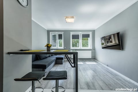 Property building, Bed, TV and multimedia, Photo of the whole room, flat iron