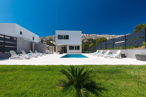 Property building, Garden, Swimming pool