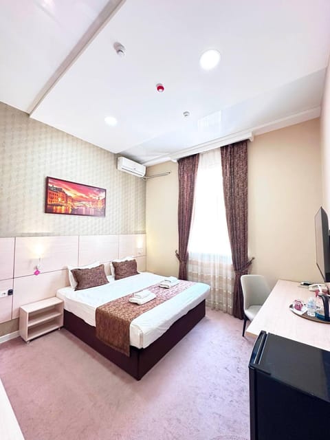 Communal lounge/ TV room, Bed, TV and multimedia, Living room, Photo of the whole room, Seating area, Evening entertainment, Bedroom, hair dresser, towels, air conditioner