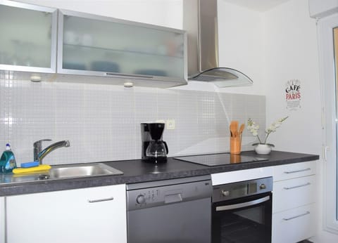 Staff, People, Coffee/tea facilities, Kitchen or kitchenette, Decorative detail, Dining area, Guests, children, young children, older children, group of guests, Family