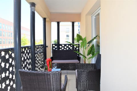 Patio, Staff, People, Balcony/Terrace, Dining area, Guests, City view, Street view, Area and facilities, children, young children, older children, group of guests, Family