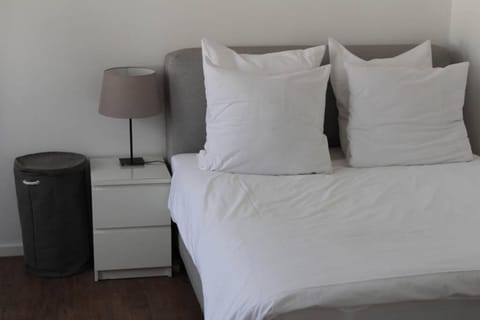 LONDON . CHILLINGHOUSE # 9, 3 Min. vom ICE, NETFLIX, Garten Apartment in Sankt Augustin