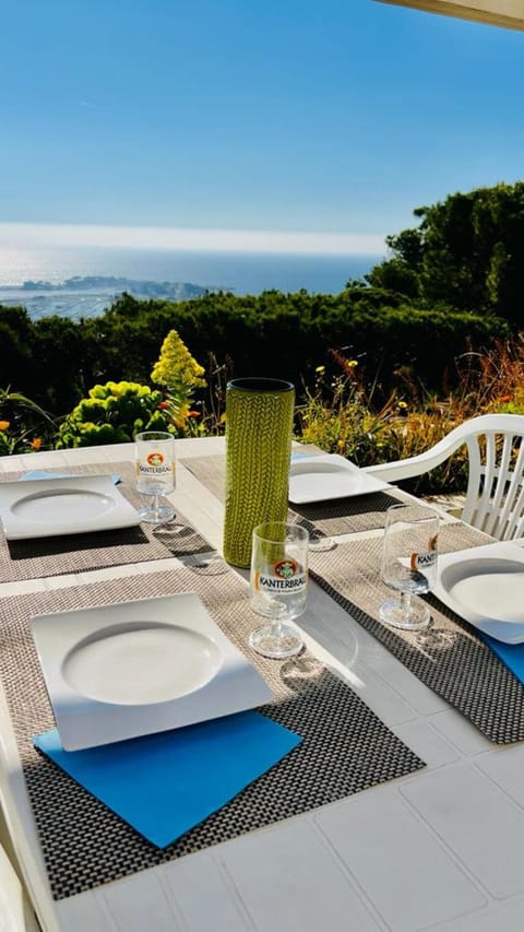 Vue mer panoramique et piscine Apartment in French Riviera