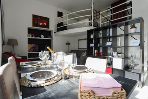 Bed, TV and multimedia, Living room, Seating area, Dining area