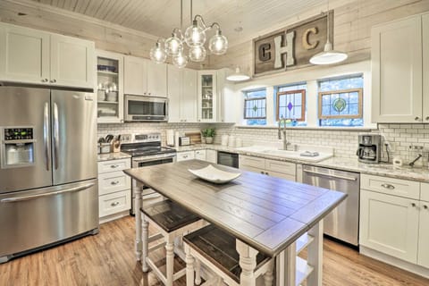 Country-Chic Cotter Home with Outdoor Living Space! House in Cotter