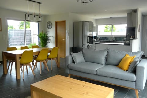 Living room, Decorative detail, Dining area, Garden view