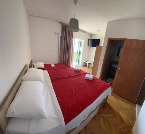 Bed, TV and multimedia, Photo of the whole room, towels, wardrobe