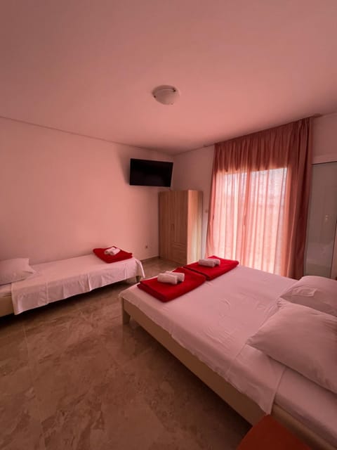 Bed, TV and multimedia, Photo of the whole room, Bedroom, towels