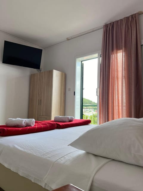 Bed, TV and multimedia, Photo of the whole room, Bedroom, towels, wardrobe