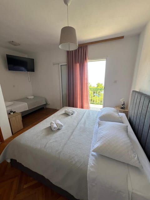 Bed, TV and multimedia, Photo of the whole room, towels