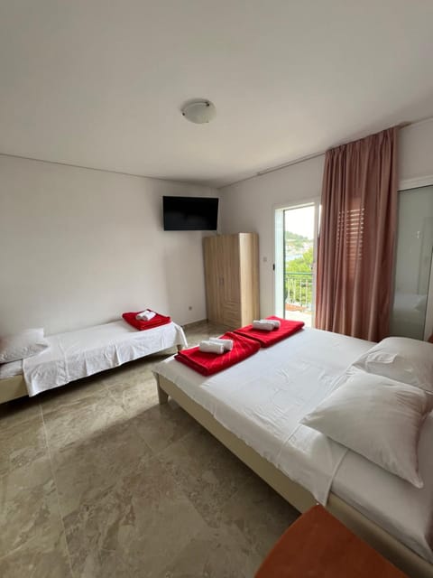 Bed, TV and multimedia, Photo of the whole room, Bedroom, towels