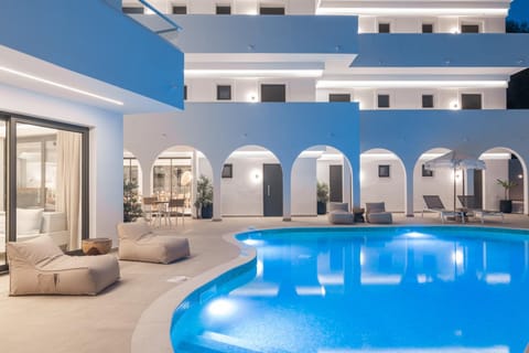 Property building, Swimming pool, Breakfast