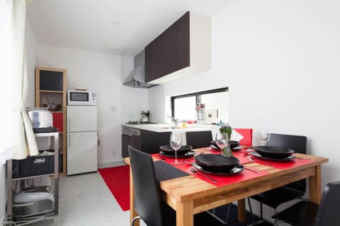 Kitchen or kitchenette, Dining area, minibar, toaster
