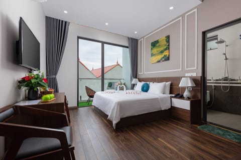 Day, Balcony/Terrace, Photo of the whole room, Decorative detail, Decorative detail, Bedroom, City view, City view