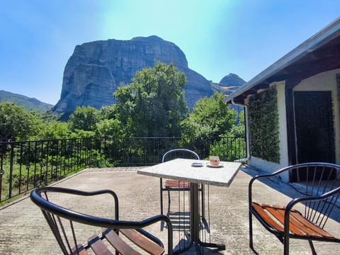 Property building, Patio, Balcony/Terrace, Mountain view