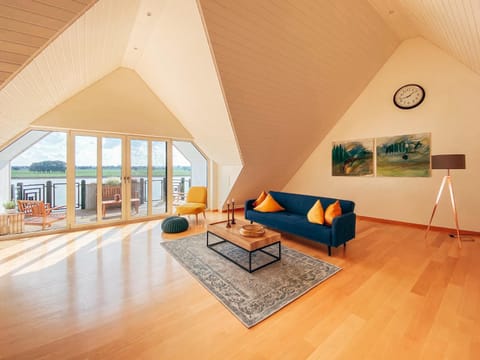 View (from property/room), Living room, Decorative detail, River view