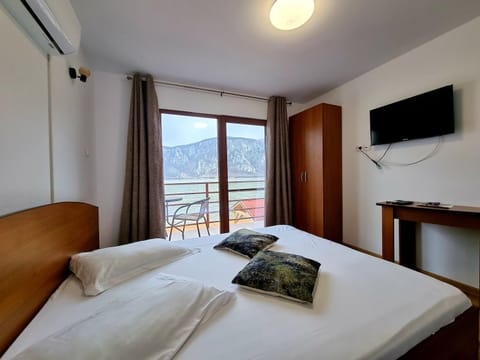 Photo of the whole room, Bedroom, River view