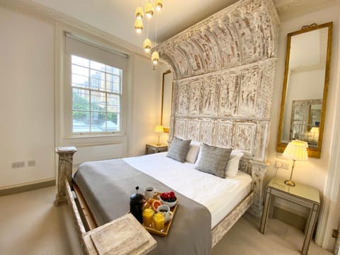 Facade/entrance, Bed, Photo of the whole room, Decorative detail, Bedroom