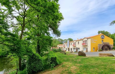 Property building, Restaurant/places to eat