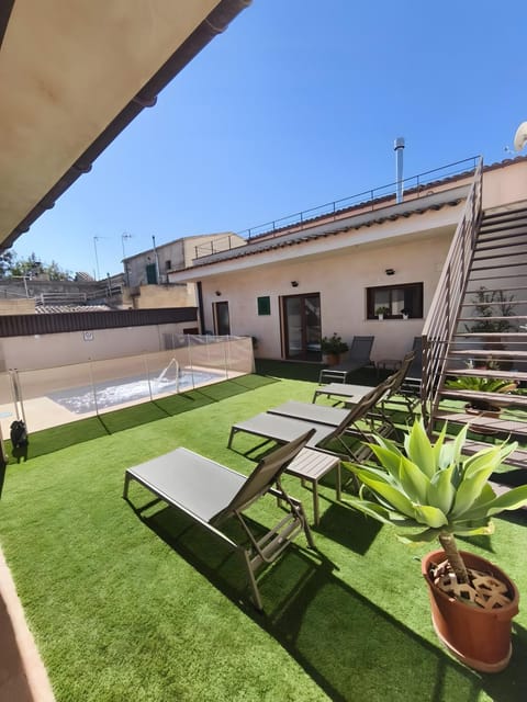 Property building, Balcony/Terrace, Living room