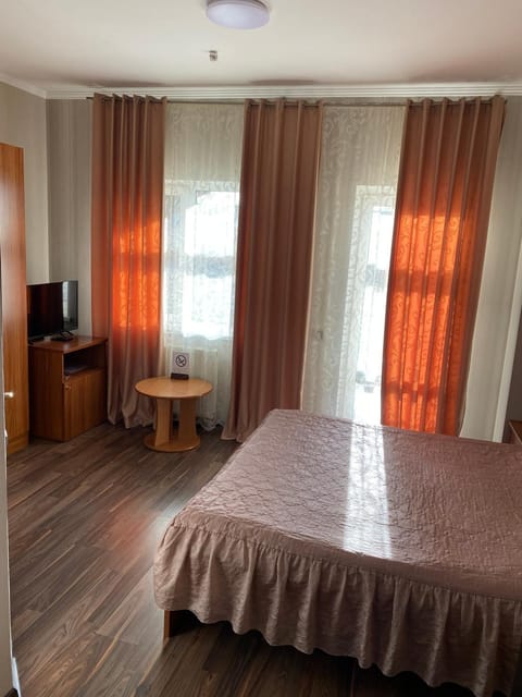 Bed, TV and multimedia, Photo of the whole room, hair dresser