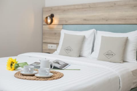 Bed, Coffee/tea facilities, Food and drinks, Bedroom, Food, Breakfast, Continental breakfast, Buffet breakfast, Drinks