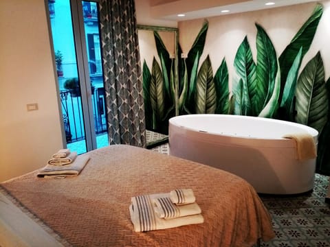 Hot Tub, Photo of the whole room
