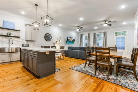 Kitchen or kitchenette, Living room, Seating area, Dining area