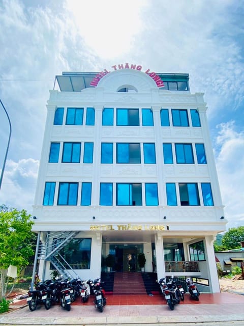 Property building, Facade/entrance, Property logo or sign, City view