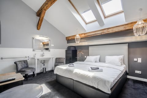 Bed, TV and multimedia, Photo of the whole room, Seating area, Bedroom, towels