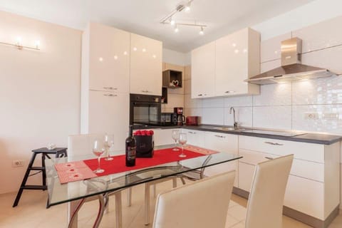 Kitchen or kitchenette, Seating area, Dining area, Communal kitchen