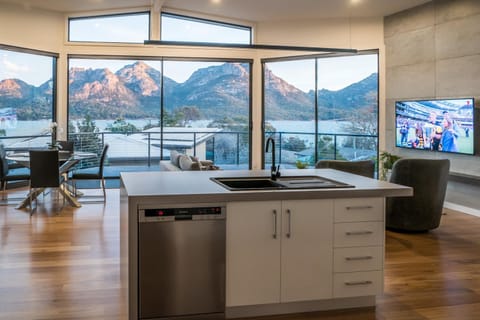 Fishing, Snorkeling, Balcony/Terrace, Kitchen or kitchenette, Living room, Canoeing, Hiking, Cycling, Diving, Mountain view, Sea view