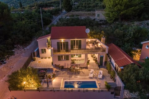 Property building, Patio, Facade/entrance, Neighbourhood, Natural landscape, Bird's eye view, Summer, BBQ facilities, Garden, Balcony/Terrace, Banquet/Function facilities, Floor plan, On site, Garden view, Mountain view, Pool view, Street view, Swimming pool, Swimming pool, Sunset