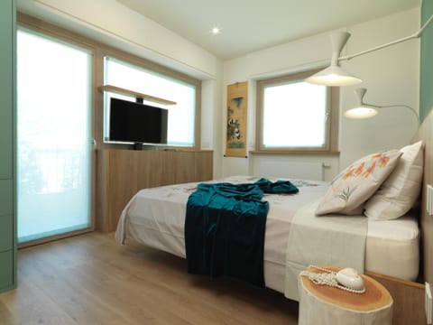 Bed, TV and multimedia, Bedroom