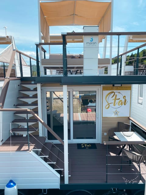 Property building, Facade/entrance, Balcony/Terrace, Sea view