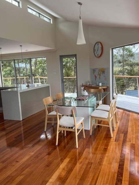 Harbour Lookout House in Strahan