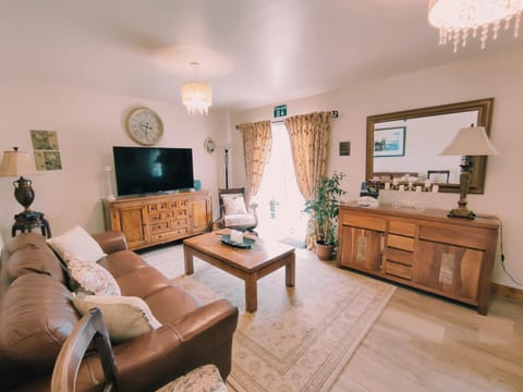 Communal lounge/ TV room, TV and multimedia, Living room, Seating area, Evening entertainment